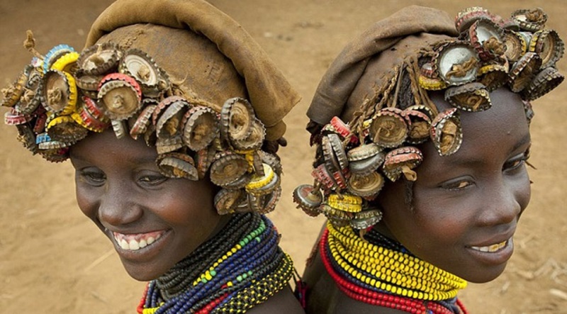 صور لقبيلة إثيوبية حولت القمامة إلى أغطية للرأس